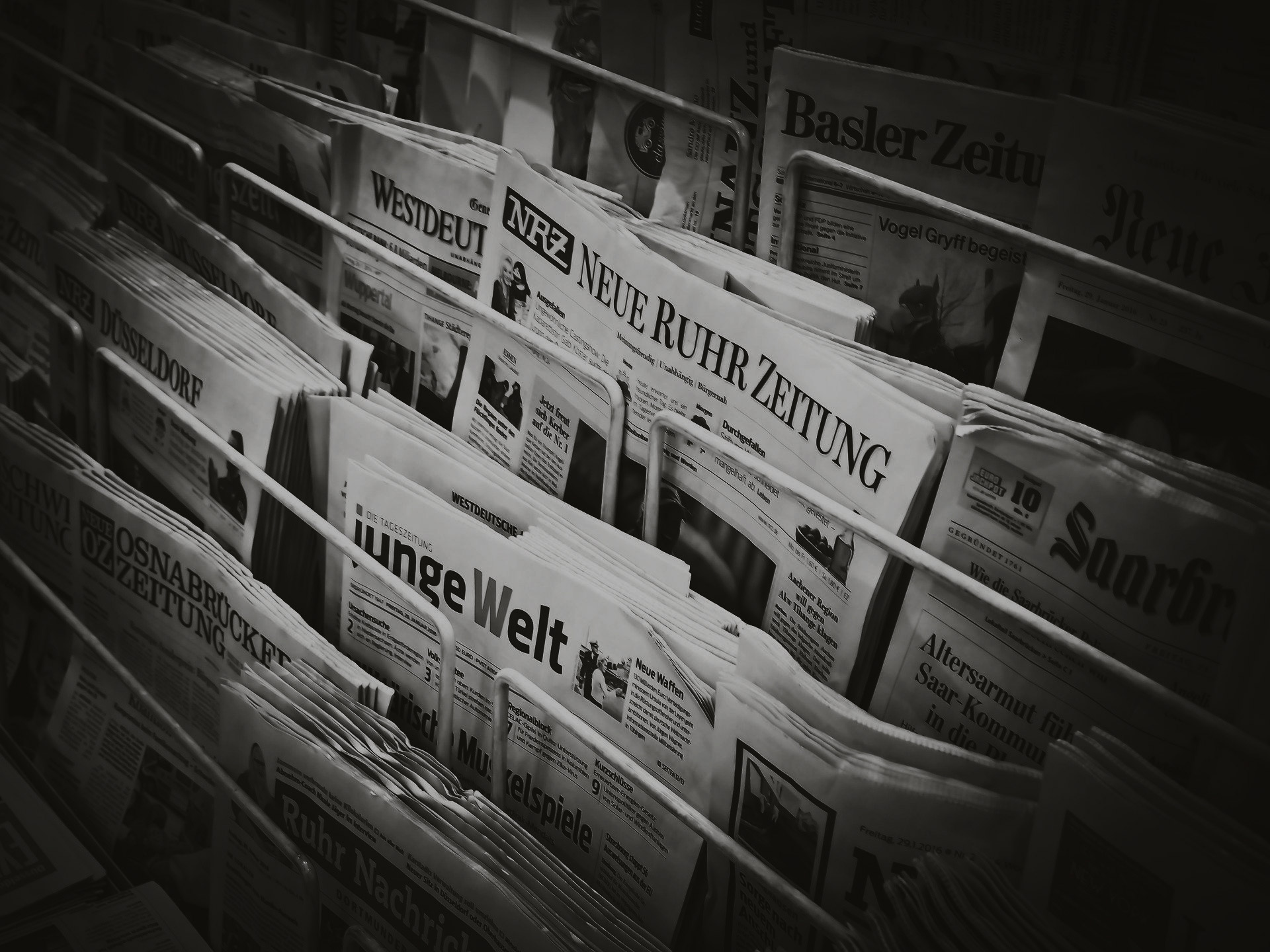 Zeitungsständer mit aktuellen Neuigkeiten